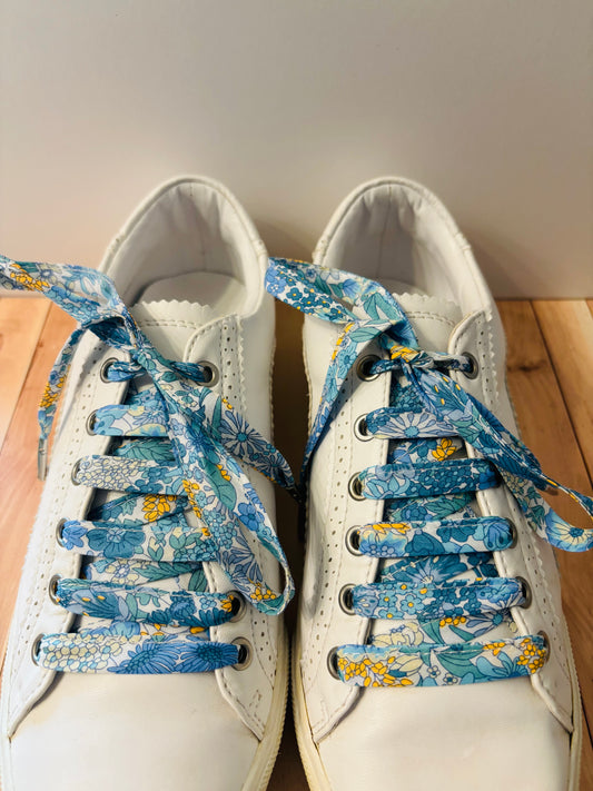 Lacet fleuris bleus ciel - le lacet normand